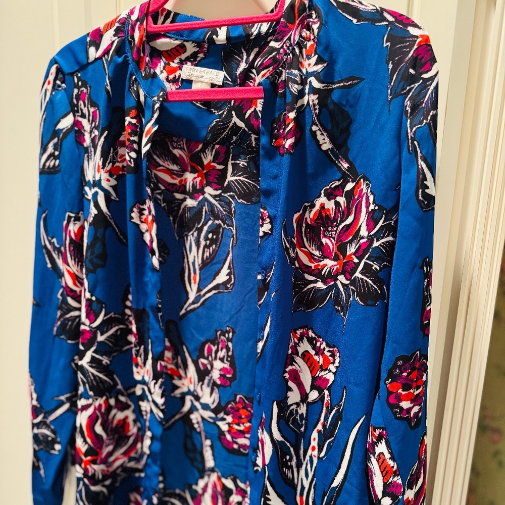 Finn and Grace Floral Blue Button-down Blouse